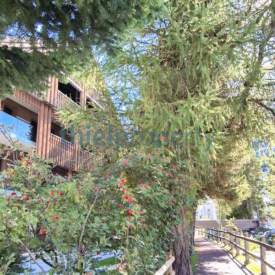 Fassade, Lage im grünen am Fluss